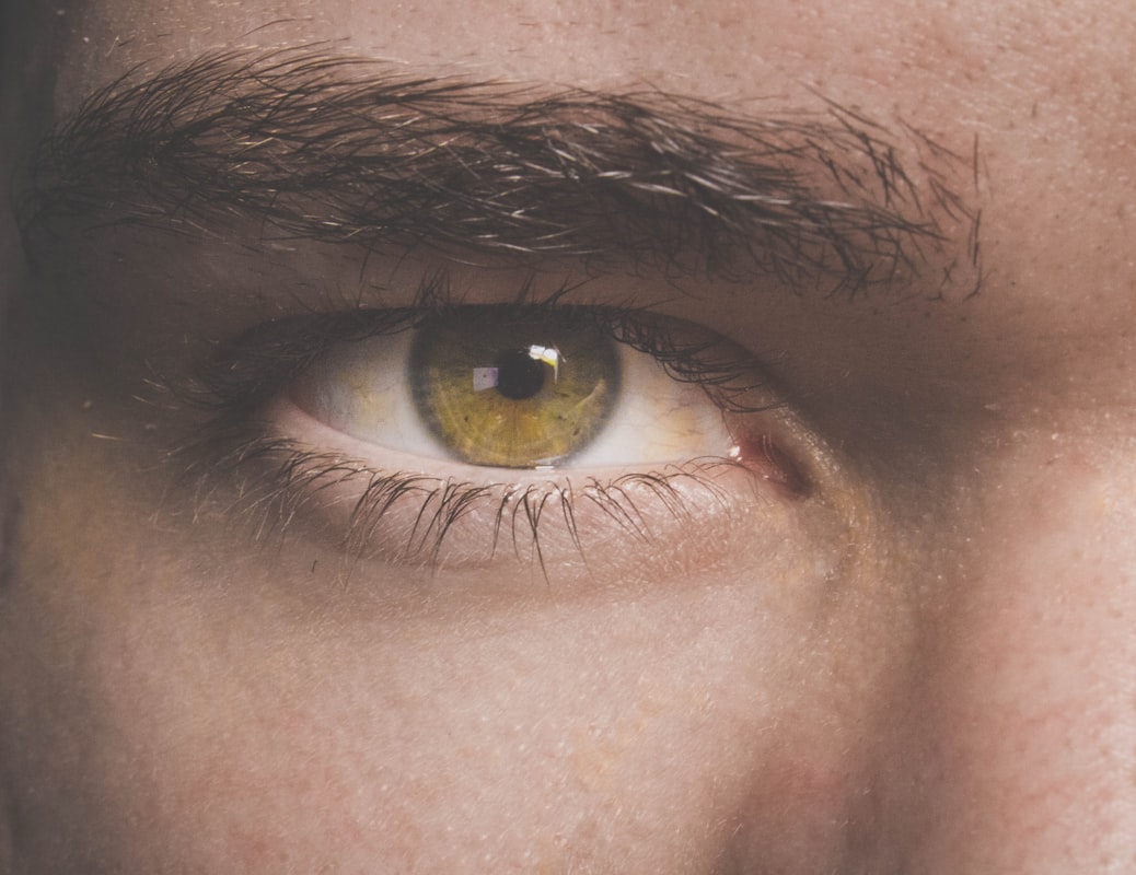 Men's eye health support with natural vitamins and supplements
